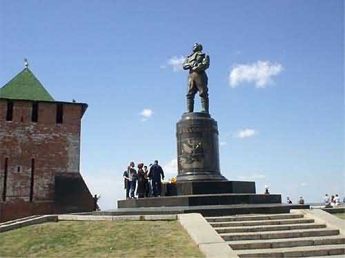 Памятник В. Чкалову